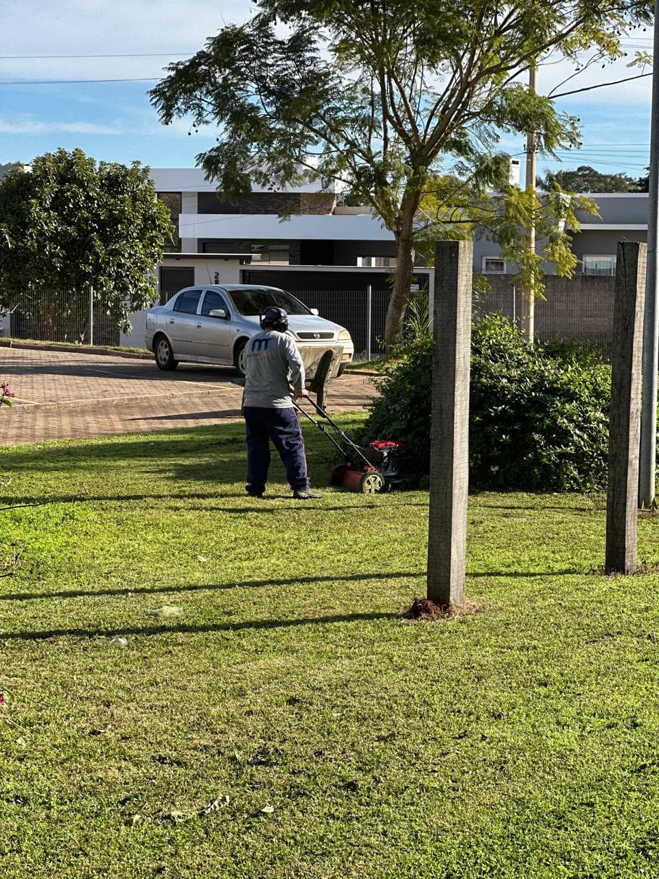 Colaborador realizando manutenção de jardim e área verde
