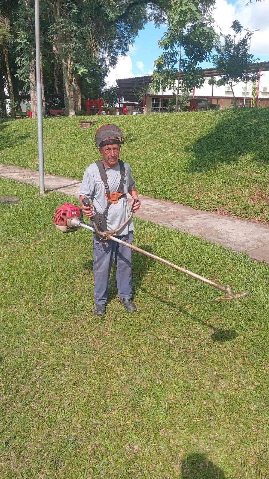 Equipe da Mercoservicers atuando em manutenção de áreas verdes e jardinagem