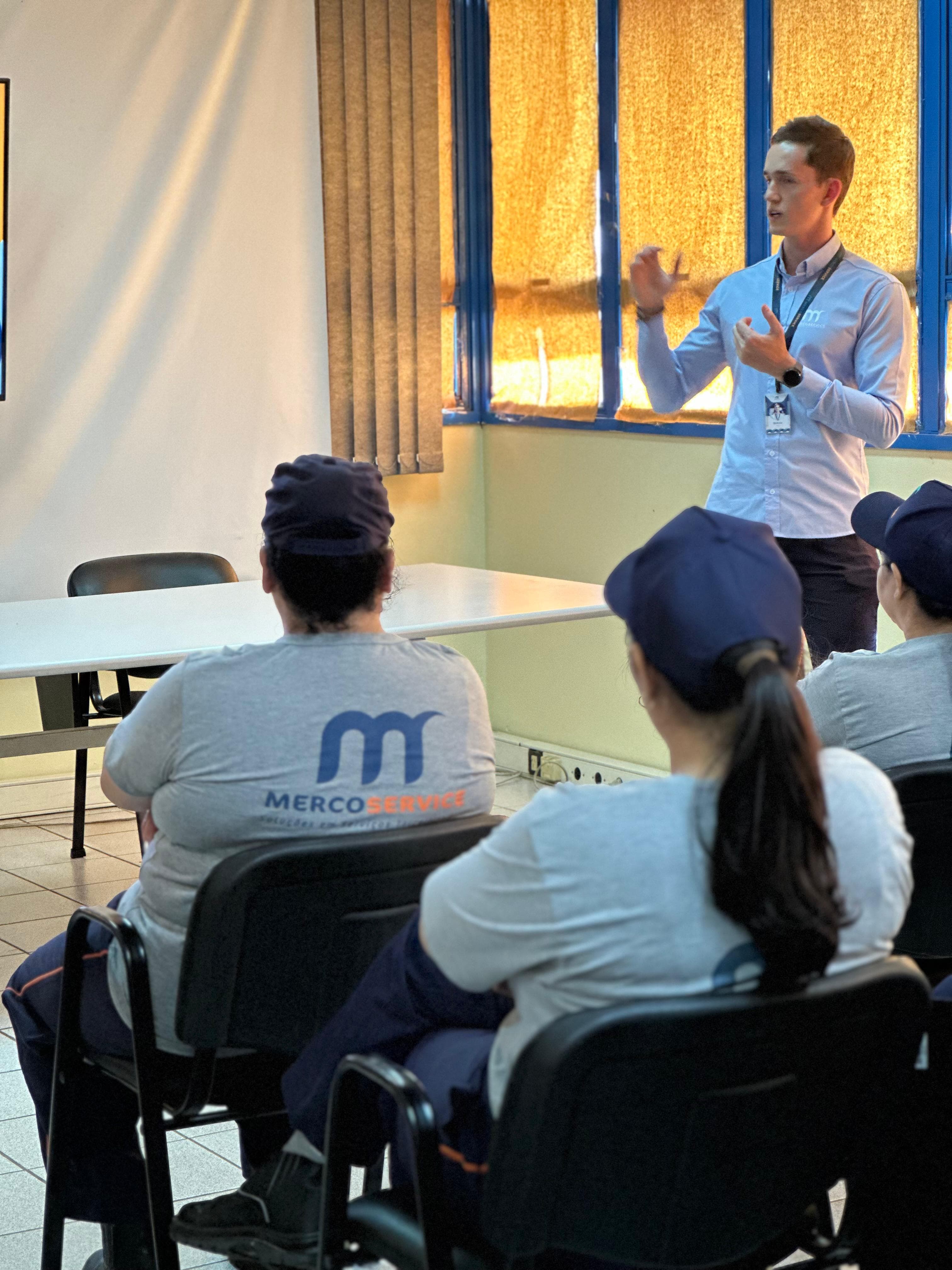 Matheus, da Mercoservicers, conduzindo treinamento de integração da equipe